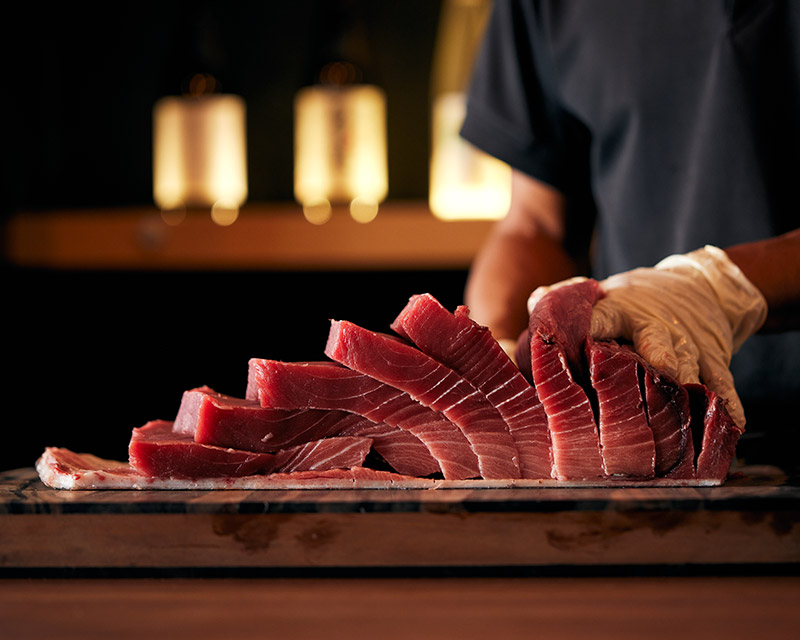 Chef cuts the blur fin tuna